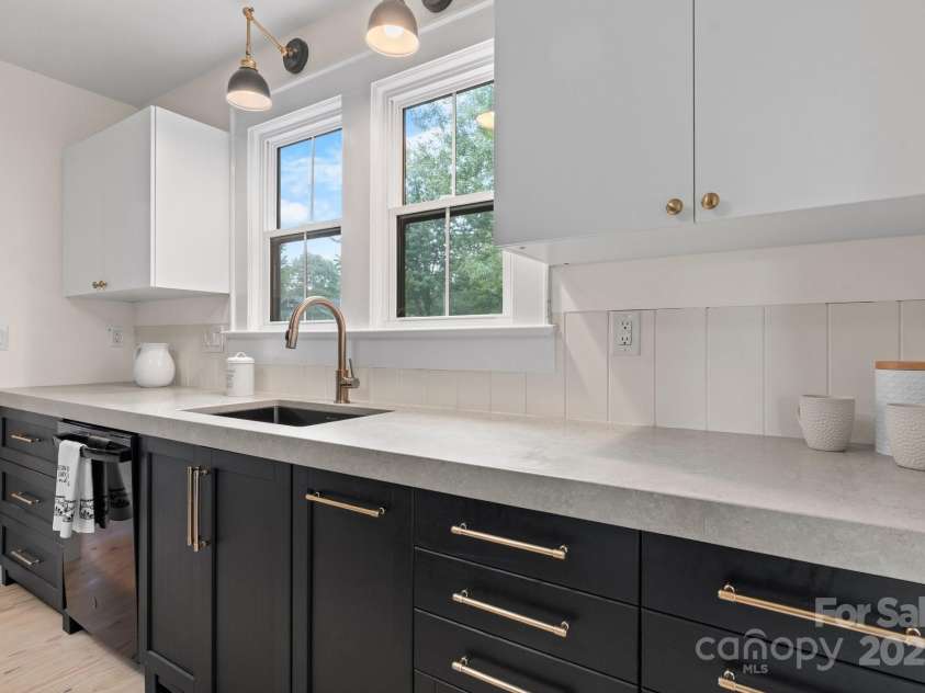 2704 Kool Park Road, Hickory, NC 28601.  MLS# CAR4276844, YatesRealty ID 32516. 