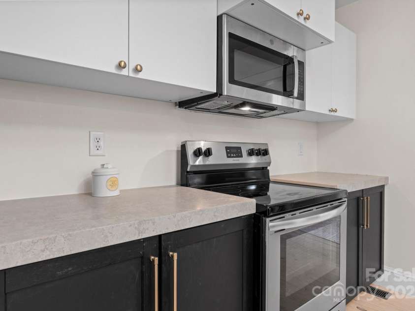 2704 Kool Park Road, Hickory, NC 28601.  MLS# CAR4276844, YatesRealty ID 32516. 