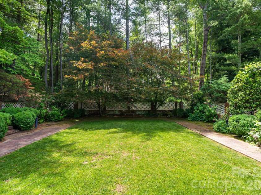 14 Brookside Road, Asheville, NC 28803.  MLS# CAR4372126, YatesRealty ID 32517. Level back yard