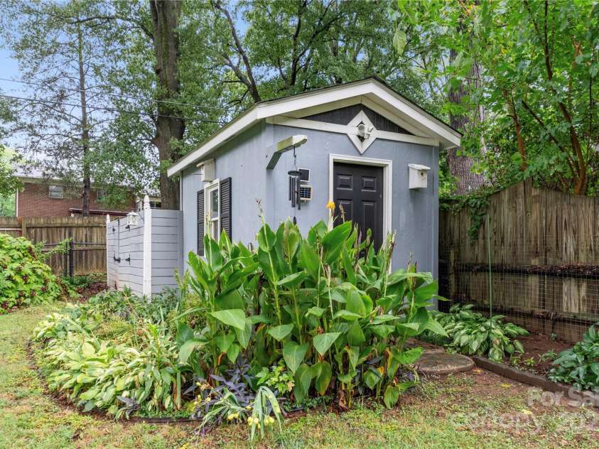 1740 Lansdale Drive, Charlotte, NC 28205.  MLS# CAR4263838, YatesRealty ID 32517. 