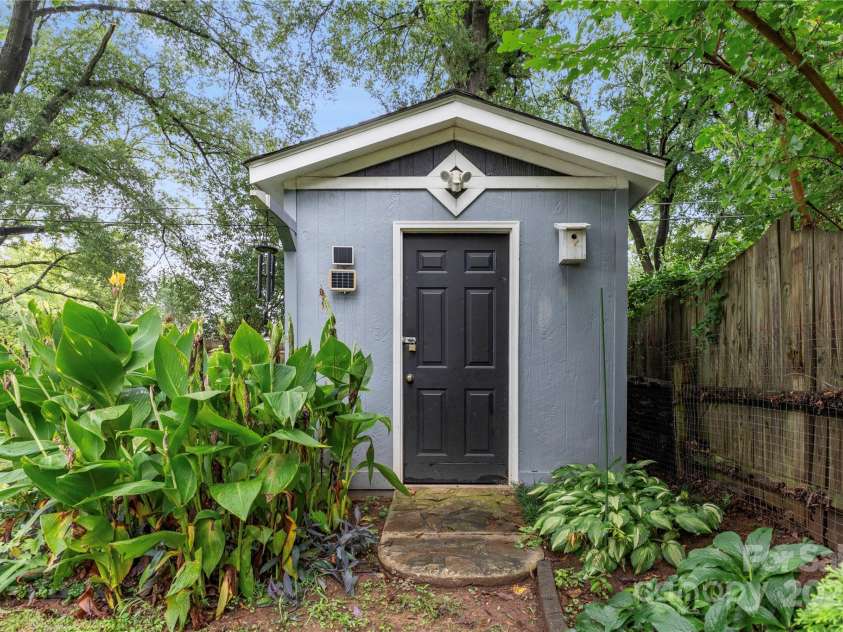 1740 Lansdale Drive, Charlotte, NC 28205.  MLS# CAR4263838, YatesRealty ID 32517. 