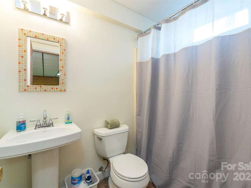 10 Chestnut Ridge Road, Mills River, NC 28759.  MLS# CAR4285429, YatesRealty ID 32518. Full bathroom on lower level.