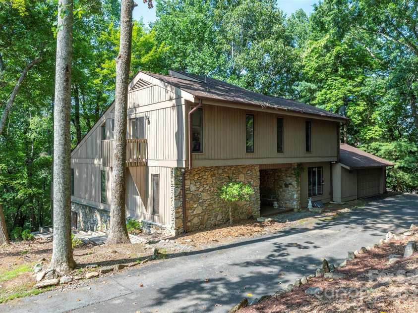 10 Chestnut Ridge Road, Mills River, NC 28759.  MLS# CAR4285429, YatesRealty ID 32518. Level driveway, easy year-round access