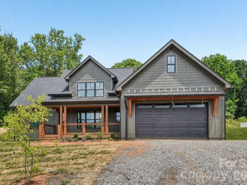 32 South View Drive, Burnsville, NC 28714.  MLS# CAR4370199, YatesRealty ID 32519. 
