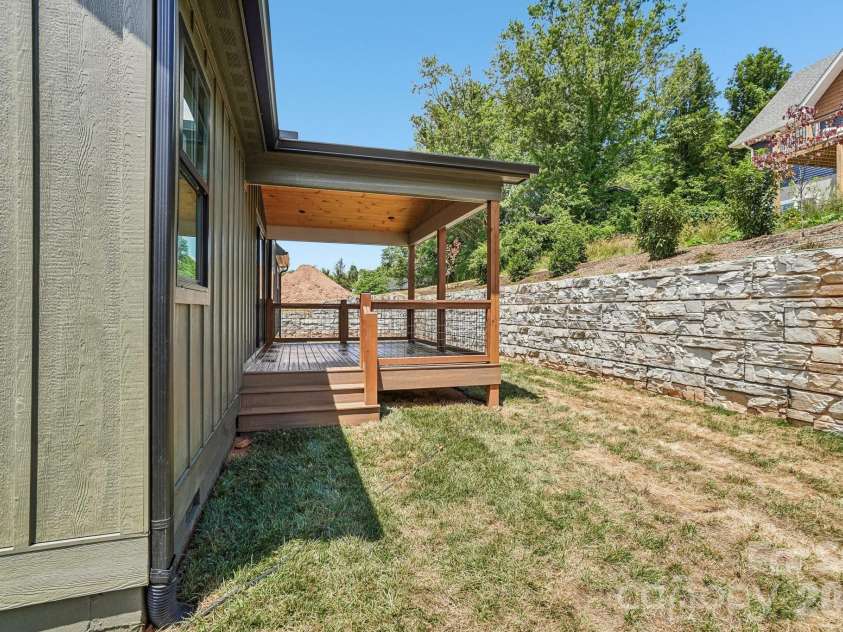 32 South View Drive, Burnsville, NC 28714.  MLS# CAR4370199, YatesRealty ID 32519. 