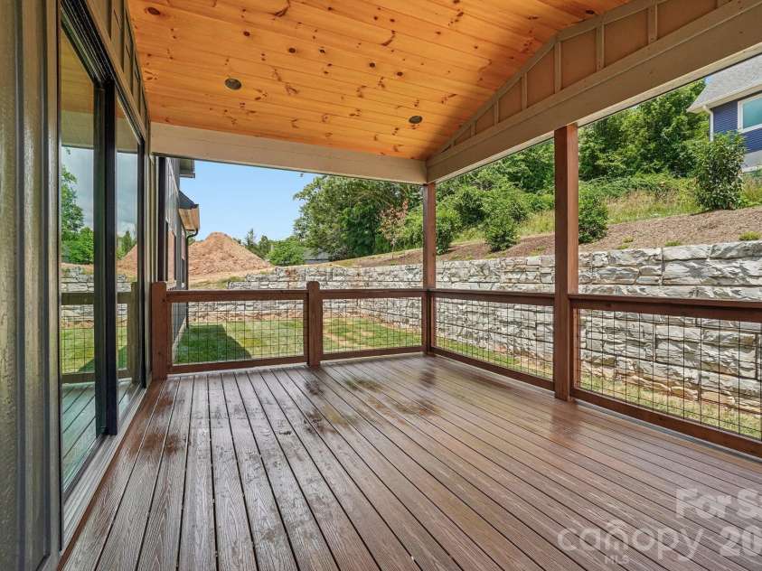 32 South View Drive, Burnsville, NC 28714.  MLS# CAR4370199, YatesRealty ID 32519. 