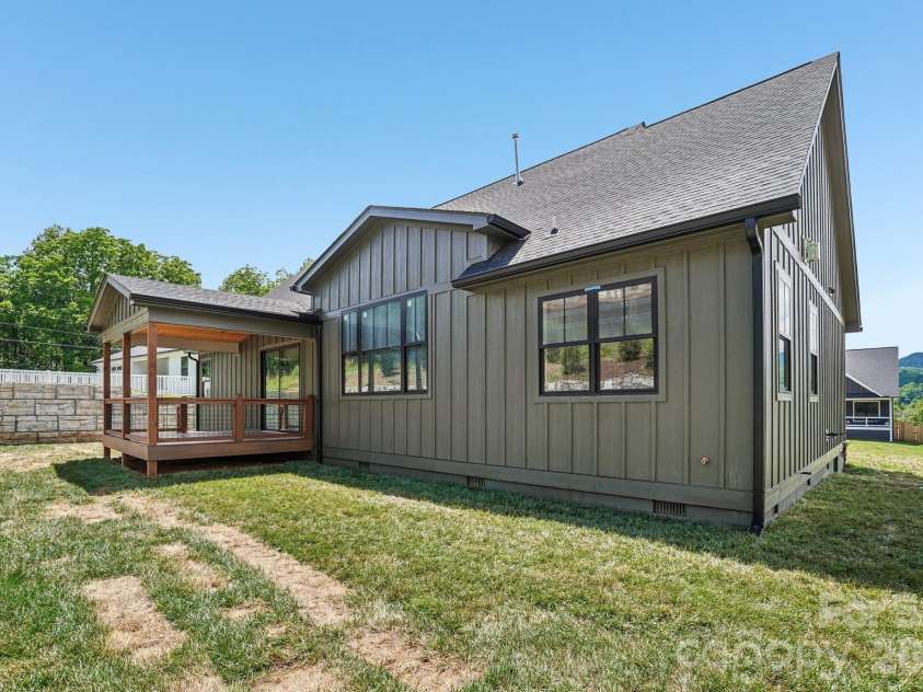32 South View Drive, Burnsville, NC 28714.  MLS# CAR4370199, YatesRealty ID 32519. 