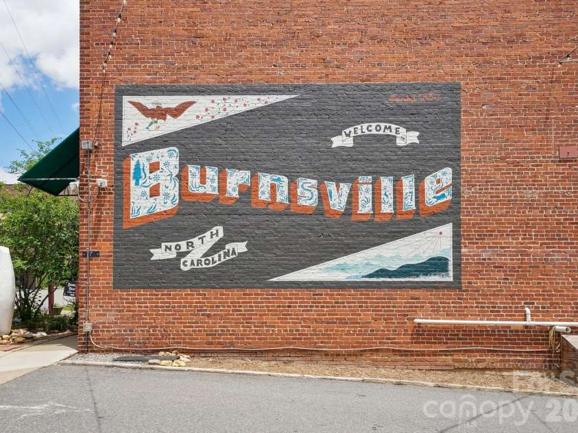 32 South View Drive, Burnsville, NC 28714.  MLS# CAR4370199, YatesRealty ID 32519. 