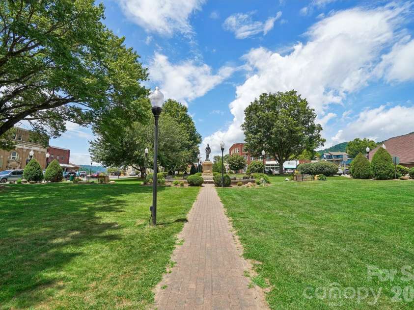 32 South View Drive, Burnsville, NC 28714.  MLS# CAR4370199, YatesRealty ID 32519. 