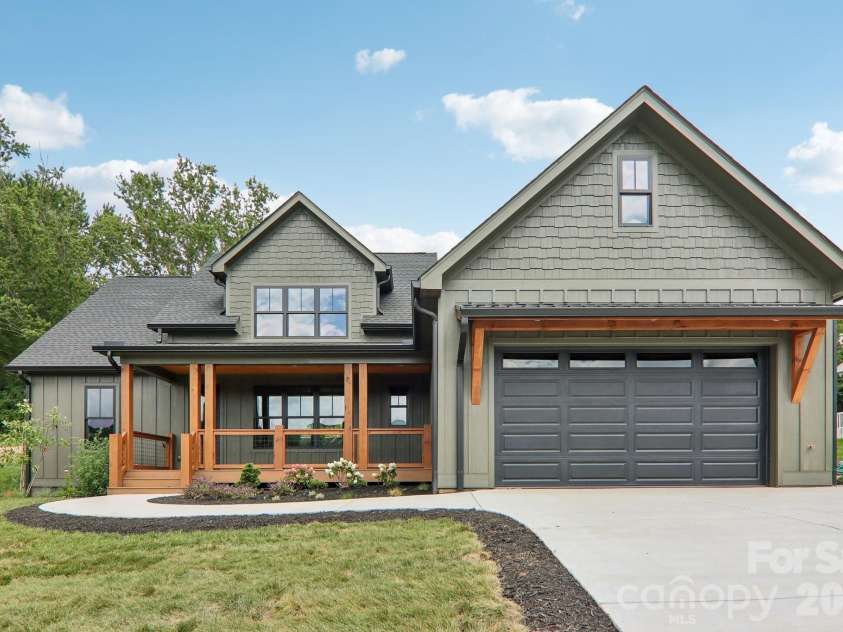 32 South View Drive, Burnsville, NC 28714.  MLS# CAR4370199, YatesRealty ID 32519. 