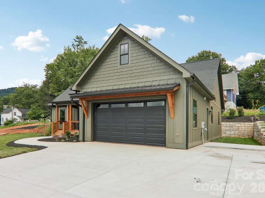 32 South View Drive, Burnsville, NC 28714.  MLS# CAR4370199, YatesRealty ID 32519. 
