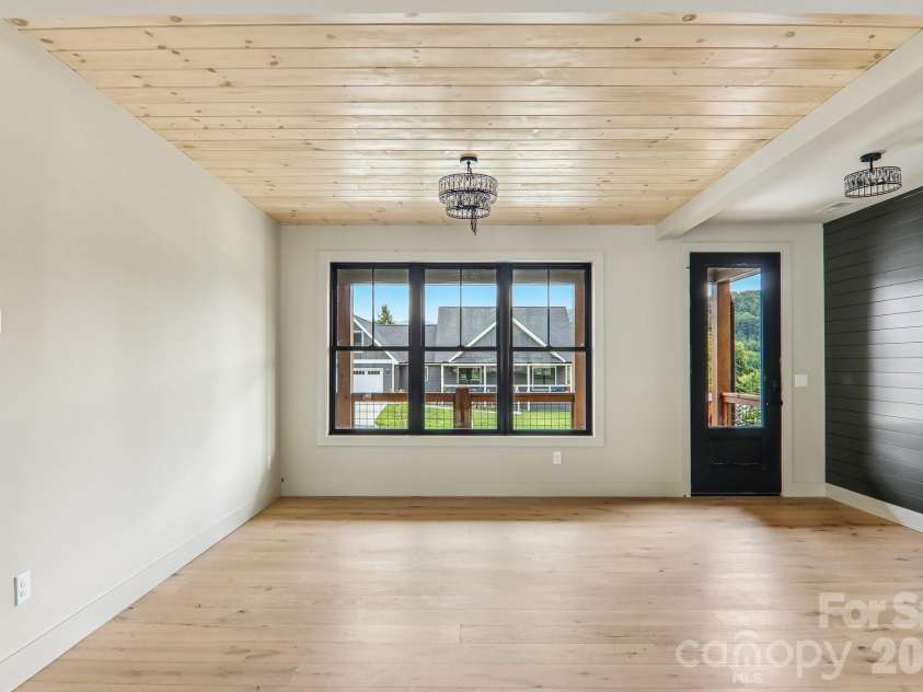 32 South View Drive, Burnsville, NC 28714.  MLS# CAR4370199, YatesRealty ID 32519. 