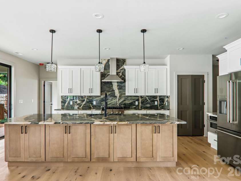 32 South View Drive, Burnsville, NC 28714.  MLS# CAR4370199, YatesRealty ID 32519. 