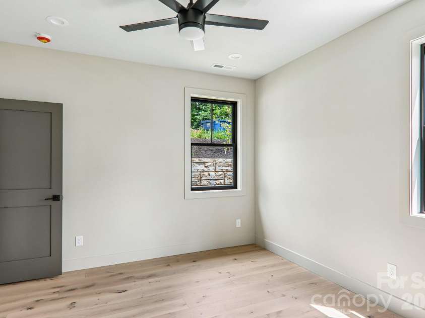 32 South View Drive, Burnsville, NC 28714.  MLS# CAR4370199, YatesRealty ID 32519. 