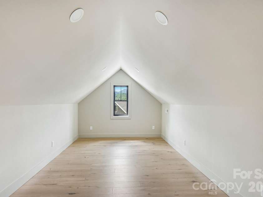 32 South View Drive, Burnsville, NC 28714.  MLS# CAR4370199, YatesRealty ID 32519. 