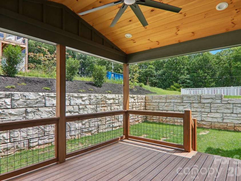 32 South View Drive, Burnsville, NC 28714.  MLS# CAR4370199, YatesRealty ID 32519. 