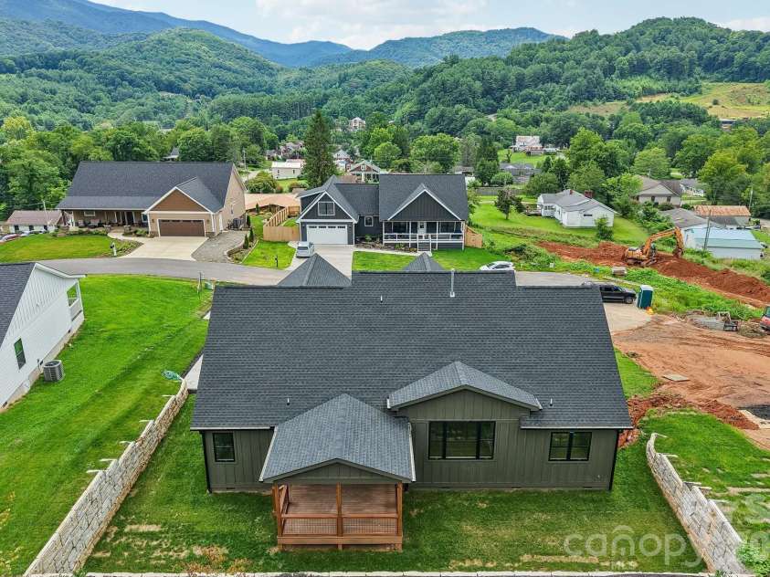 32 South View Drive, Burnsville, NC 28714.  MLS# CAR4370199, YatesRealty ID 32519. 