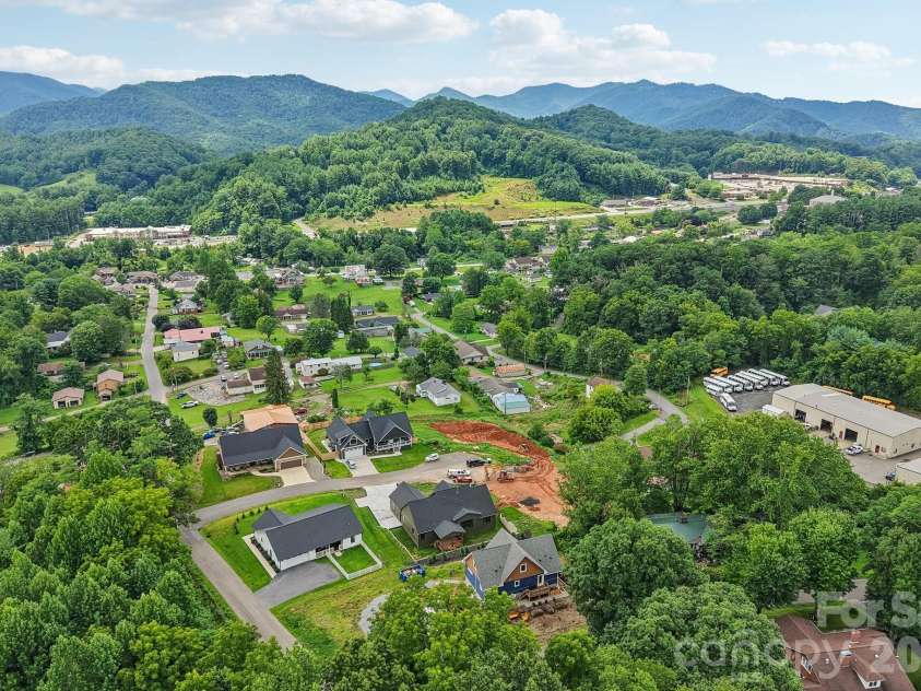 32 South View Drive, Burnsville, NC 28714.  MLS# CAR4370199, YatesRealty ID 32519. 