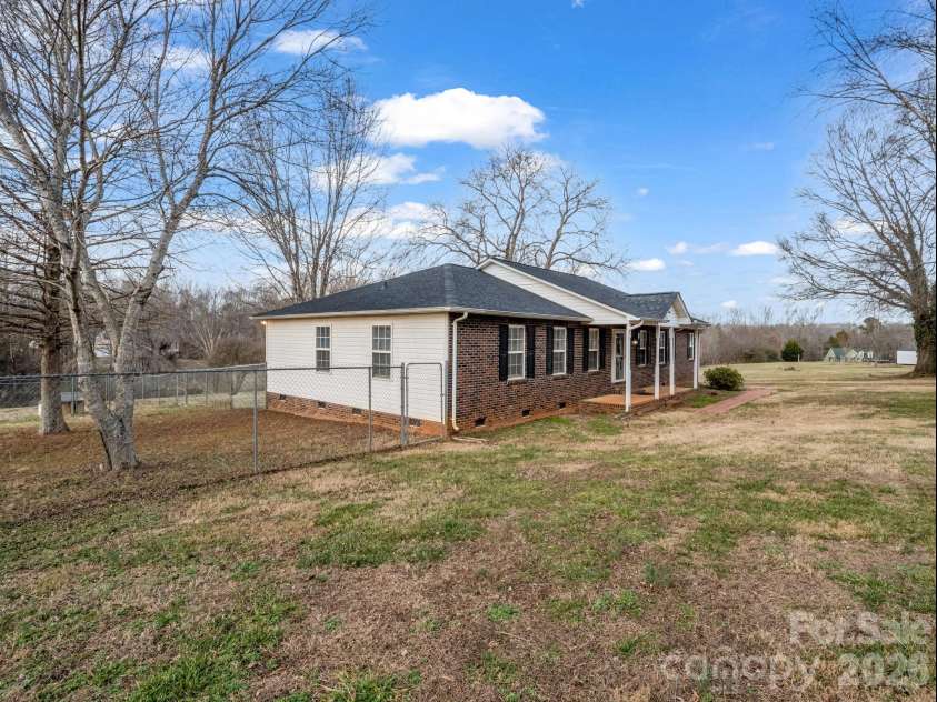 5573 Lennox Drive, Kings Mountain, NC 28086.  MLS# CAR4335001, YatesRealty ID 3252. 