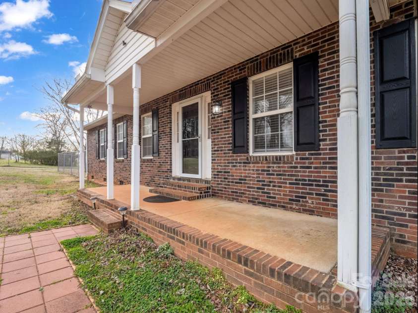 5573 Lennox Drive, Kings Mountain, NC 28086.  MLS# CAR4335001, YatesRealty ID 3252. 