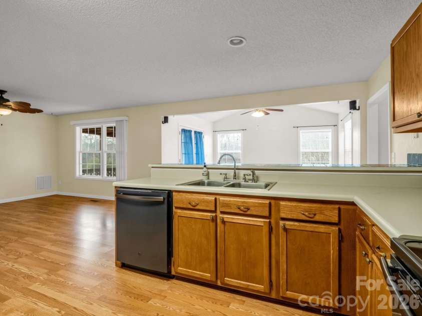 5573 Lennox Drive, Kings Mountain, NC 28086.  MLS# CAR4335001, YatesRealty ID 3252. 