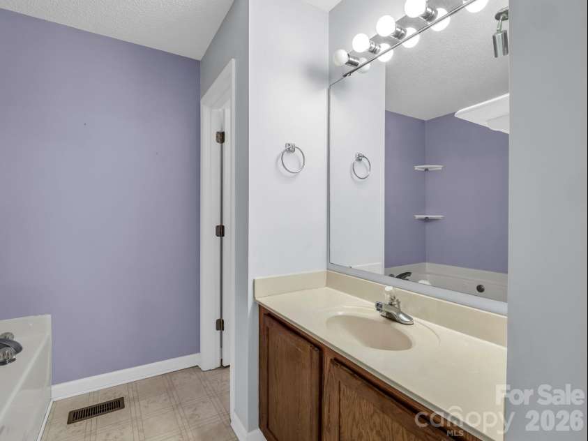 5573 Lennox Drive, Kings Mountain, NC 28086.  MLS# CAR4335001, YatesRealty ID 3252. Primary Bath