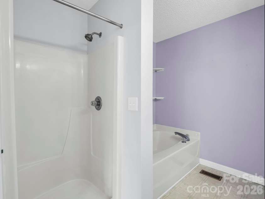 5573 Lennox Drive, Kings Mountain, NC 28086.  MLS# CAR4335001, YatesRealty ID 3252. Primary Bath