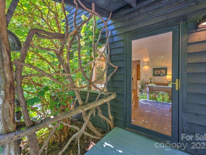 48 Black Oak Forest Road, Fairview, NC 28730.  MLS# CAR4275756, YatesRealty ID 32522. Artisan Touches 