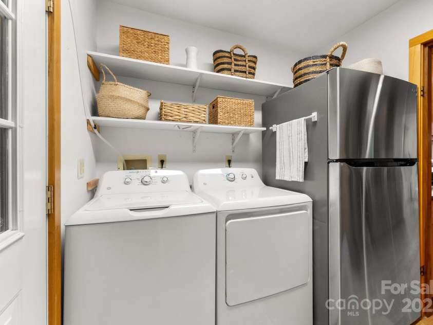 48 Black Oak Forest Road, Fairview, NC 28730.  MLS# CAR4275756, YatesRealty ID 32522. Laundry on Main 