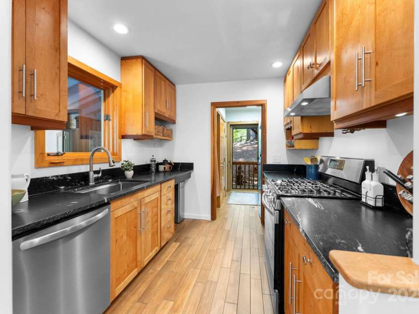 48 Black Oak Forest Road, Fairview, NC 28730.  MLS# CAR4275756, YatesRealty ID 32522. Spacious kitchen with pantry