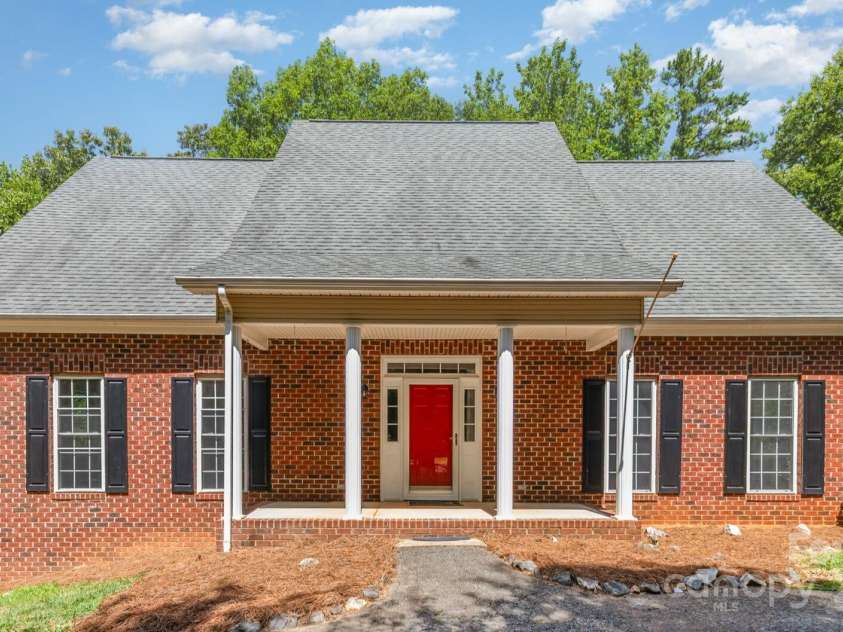 8300 Loma Linda Lane, Waxhaw, NC 28173.  MLS# CAR4286196, YatesRealty ID 32524. 