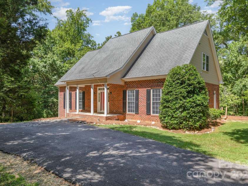 8300 Loma Linda Lane, Waxhaw, NC 28173.  MLS# CAR4286196, YatesRealty ID 32524. 