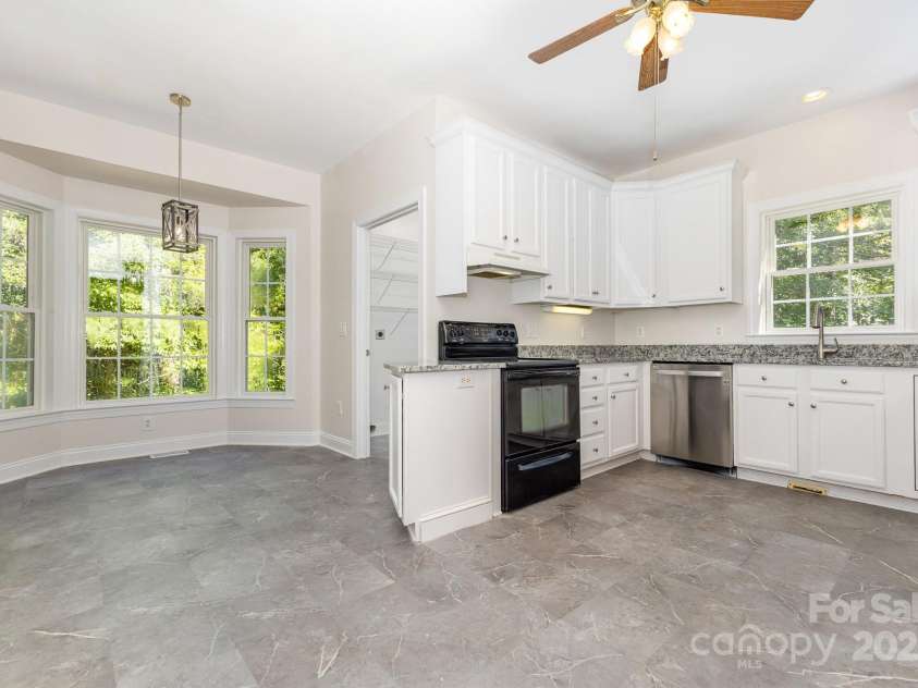 8300 Loma Linda Lane, Waxhaw, NC 28173.  MLS# CAR4286196, YatesRealty ID 32524. 