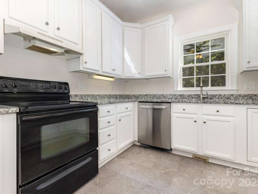 8300 Loma Linda Lane, Waxhaw, NC 28173.  MLS# CAR4286196, YatesRealty ID 32524. 