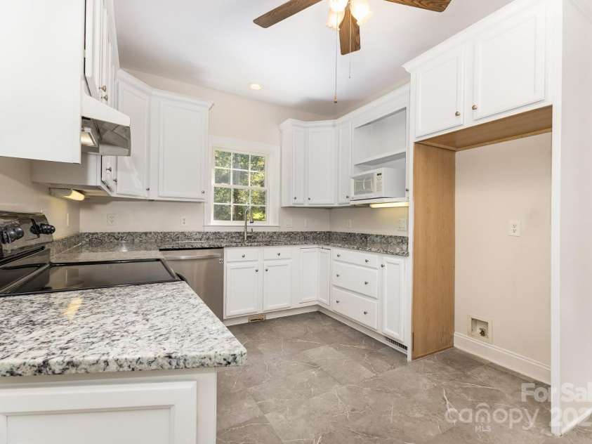 8300 Loma Linda Lane, Waxhaw, NC 28173.  MLS# CAR4286196, YatesRealty ID 32524. 