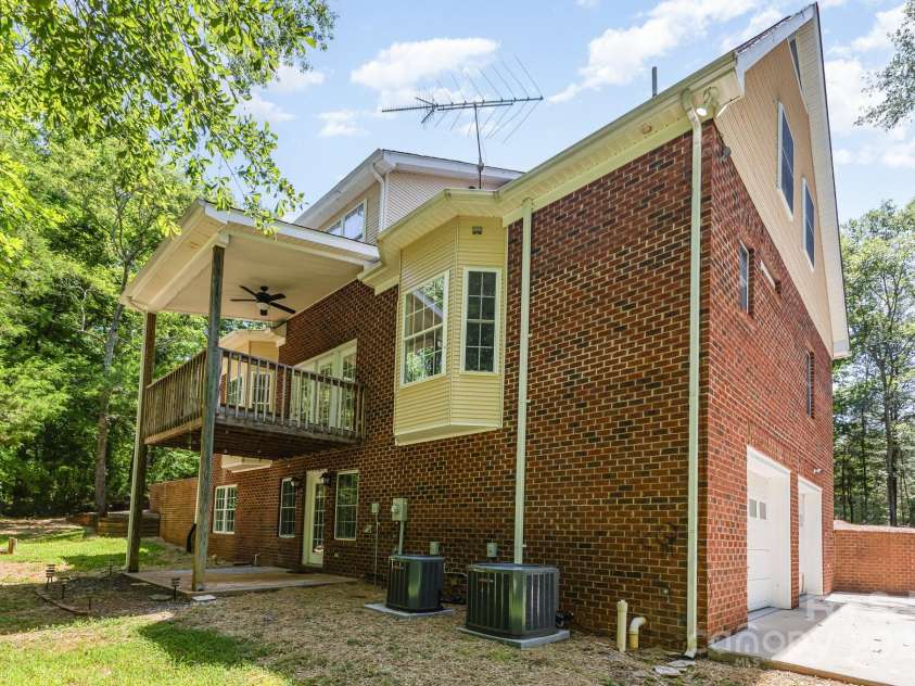 8300 Loma Linda Lane, Waxhaw, NC 28173.  MLS# CAR4286196, YatesRealty ID 32524. 