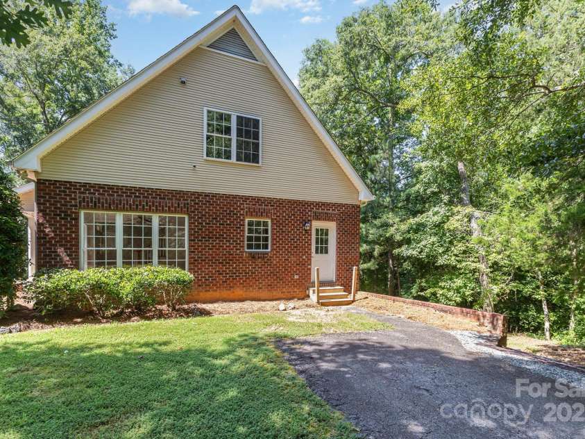 8300 Loma Linda Lane, Waxhaw, NC 28173.  MLS# CAR4286196, YatesRealty ID 32524. 