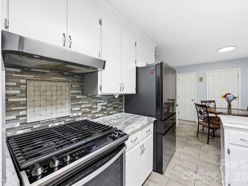 10919 Harrisburg Road, Fort Mill, SC 29707.  MLS# CAR4375751, YatesRealty ID 32526. Gas Range