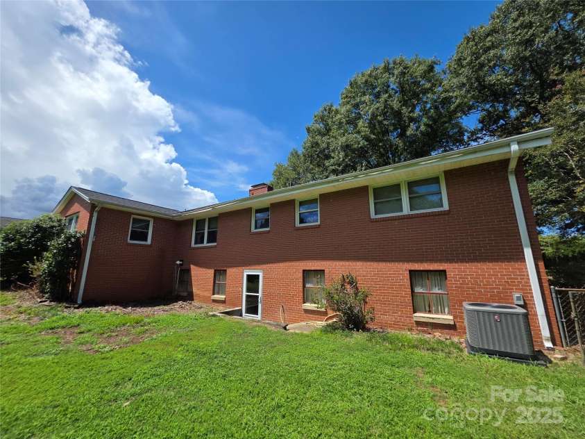 606 Dartmouth Drive, Gastonia, NC 28054.  MLS# CAR4277528, YatesRealty ID 32527. 