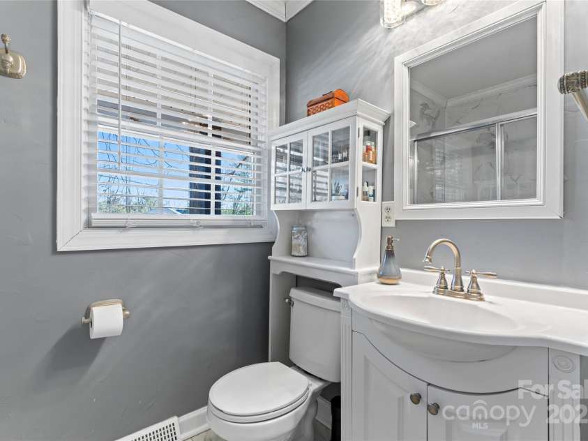 138 Wyanoke Avenue, Charlotte, NC 28205.  MLS# CAR4197960, YatesRealty ID 3253. 