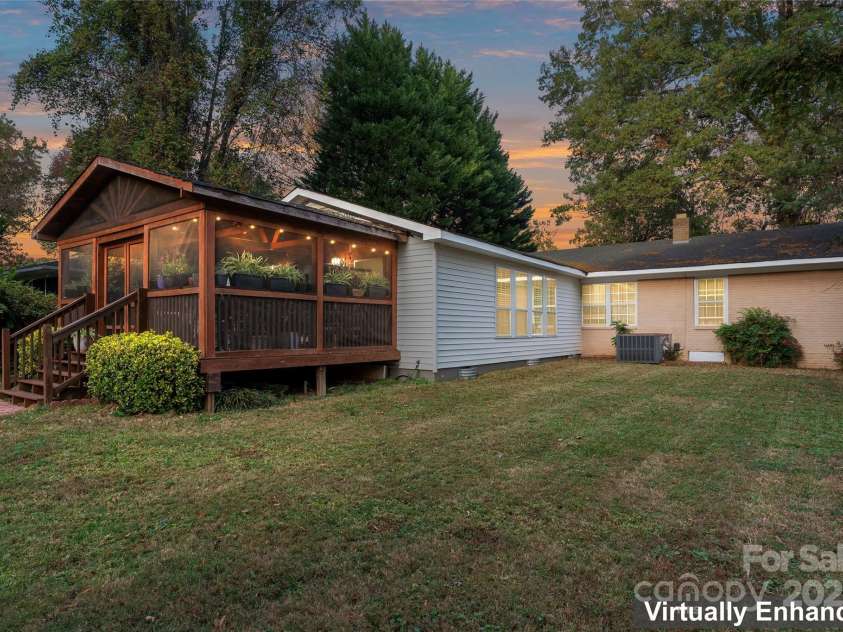 138 Wyanoke Avenue, Charlotte, NC 28205.  MLS# CAR4197960, YatesRealty ID 3253. 