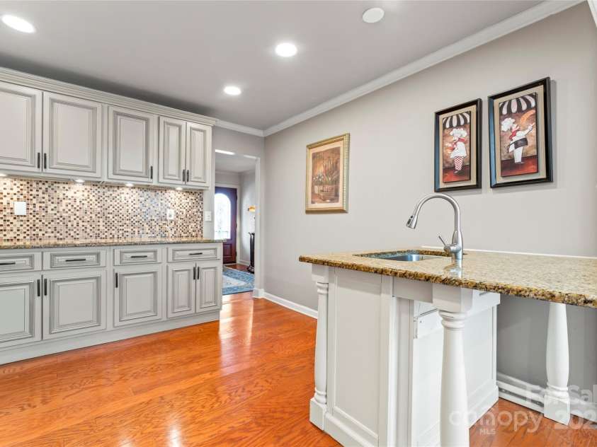 138 Wyanoke Avenue, Charlotte, NC 28205.  MLS# CAR4197960, YatesRealty ID 3253. 