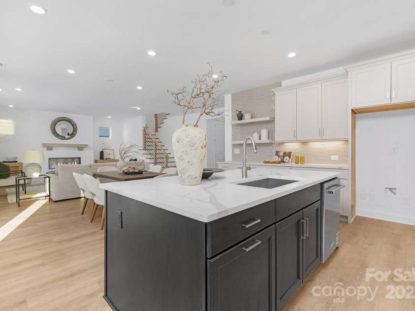359 Linda Carol Lane, Tega Cay, SC 29708.  MLS# CAR4298113, YatesRealty ID 3253. Kitchen