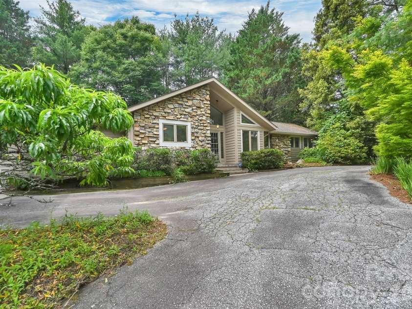 300 Ethan Pond Way, Hendersonville, NC 28791.  MLS# CAR4390703, YatesRealty ID 32532. 
