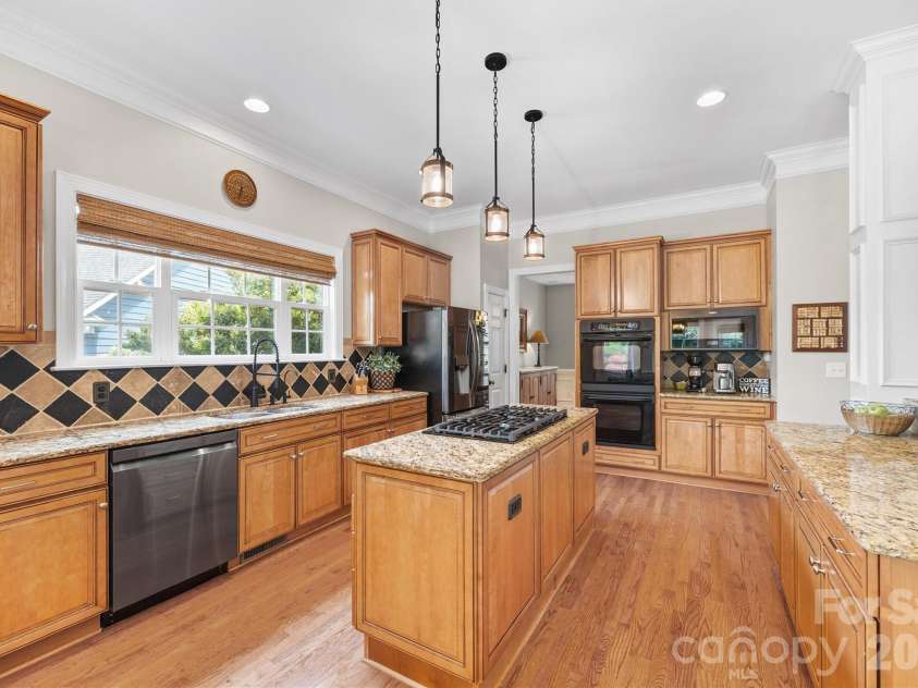 780 Fairway Point Drive, Tega Cay, SC 29708.  MLS# CAR4384591, YatesRealty ID 32536. Chef's Kitchen