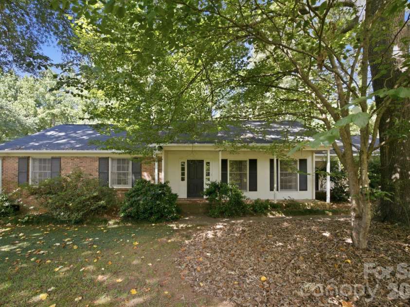 8801 Holiday Drive, Charlotte, NC 28215.  MLS# CAR4394850, YatesRealty ID 32537. 