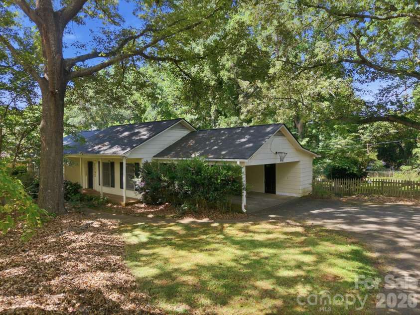 8801 Holiday Drive, Charlotte, NC 28215.  MLS# CAR4394850, YatesRealty ID 32537. 
