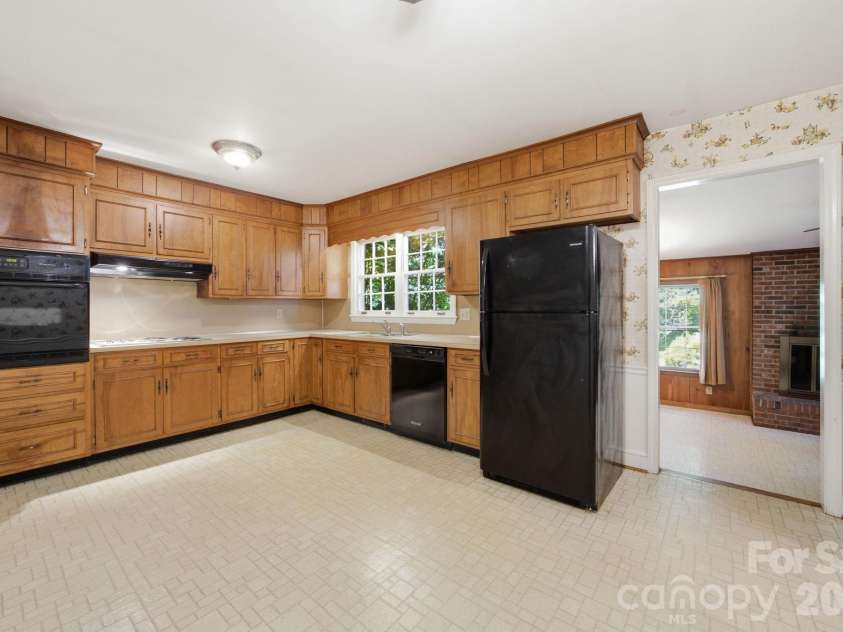 8801 Holiday Drive, Charlotte, NC 28215.  MLS# CAR4394850, YatesRealty ID 32537. 