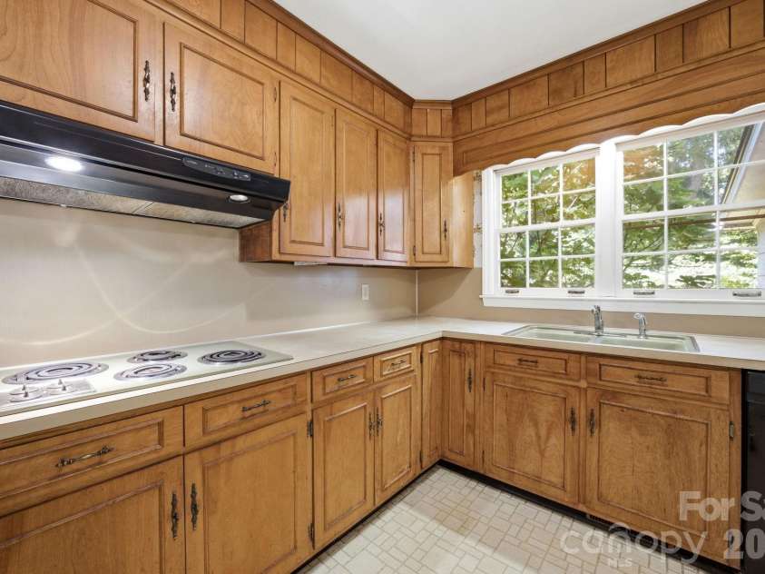 8801 Holiday Drive, Charlotte, NC 28215.  MLS# CAR4394850, YatesRealty ID 32537. 