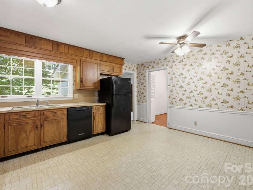 8801 Holiday Drive, Charlotte, NC 28215.  MLS# CAR4394850, YatesRealty ID 32537. 